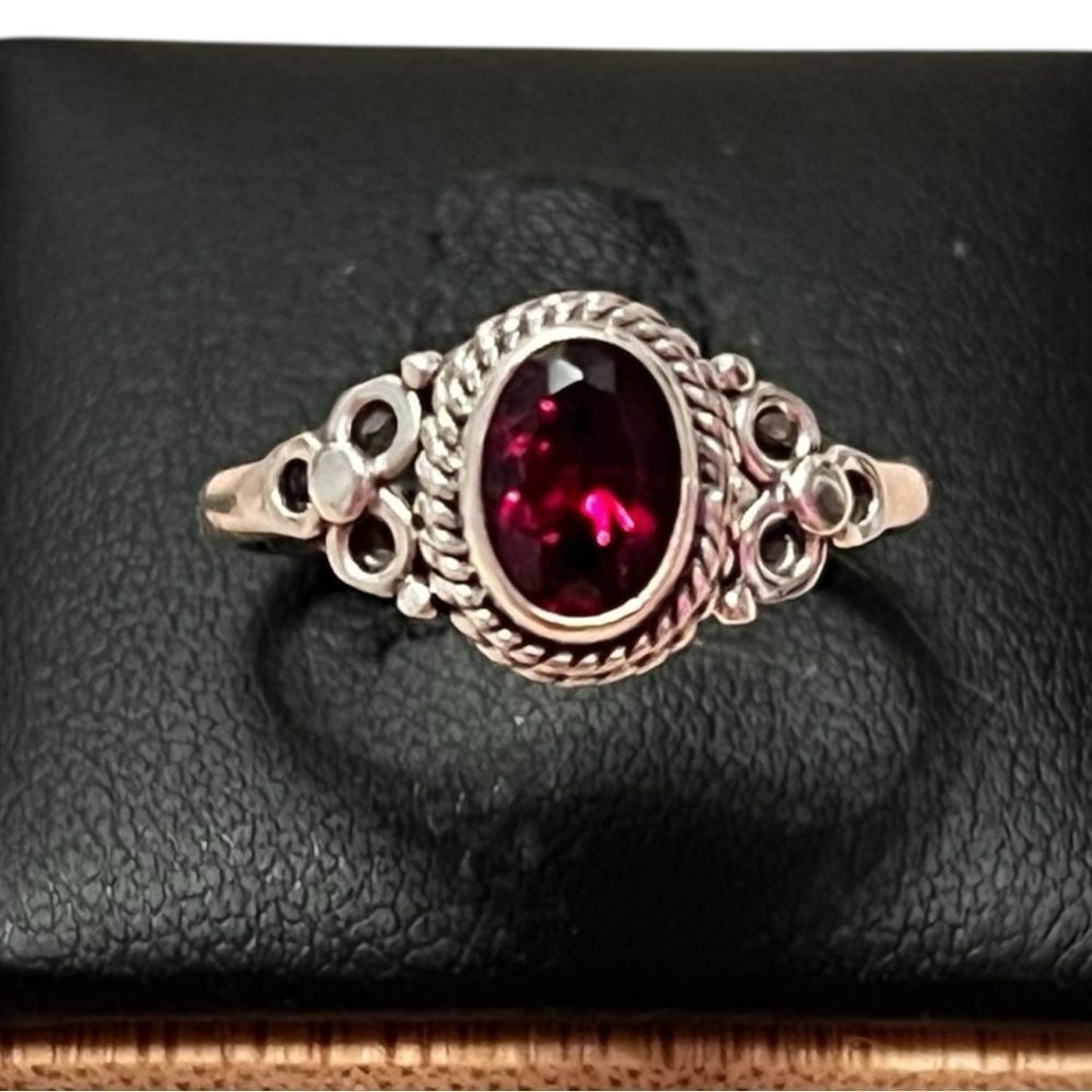 Elegant Artisan Garnet 925 Sterling Silver Ring Size 7